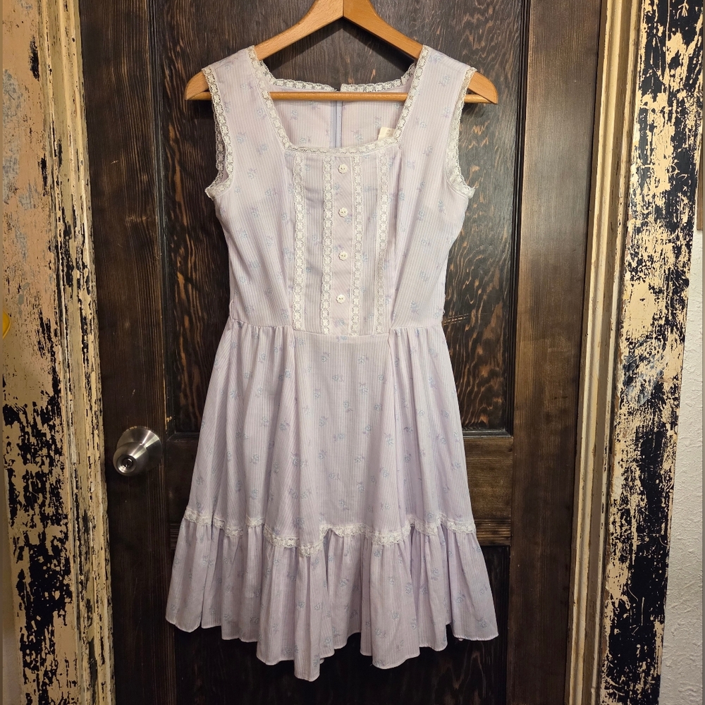 *Vntg* 1970s 'Jeri Bee' Sleeveless Lavender Cotton Midi Dress with Lace Trim